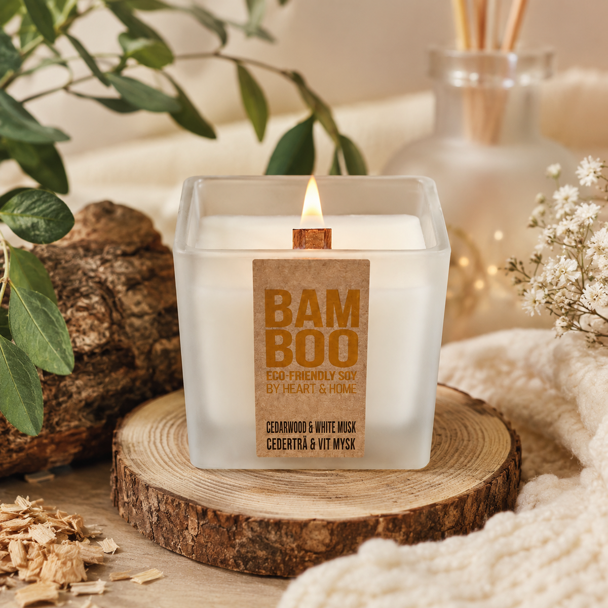 Bamboo Cedarwood & White Musk doftljus tänt med träveke