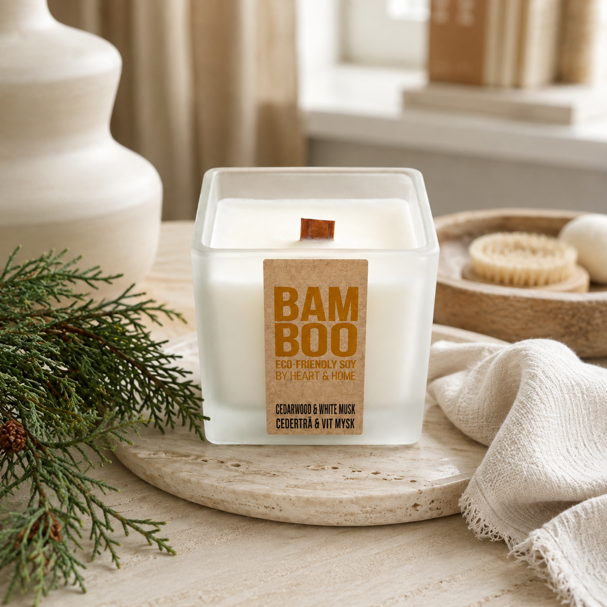 Bamboo Cedarwood & White Musk doftljus i varm lifestylemiljö