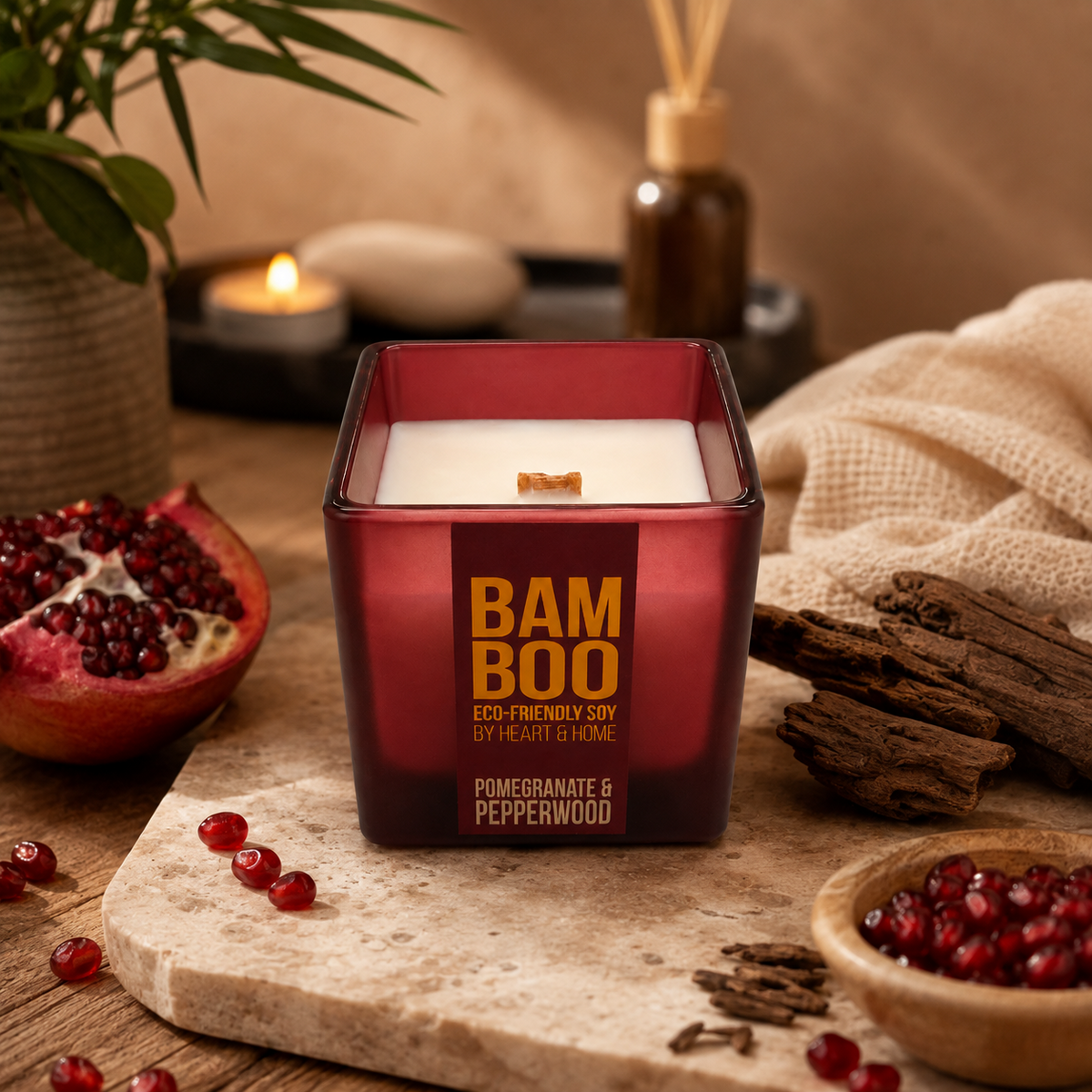 Bamboo Pomegranate & Pepperwood doftljus i varm lifestylemiljö