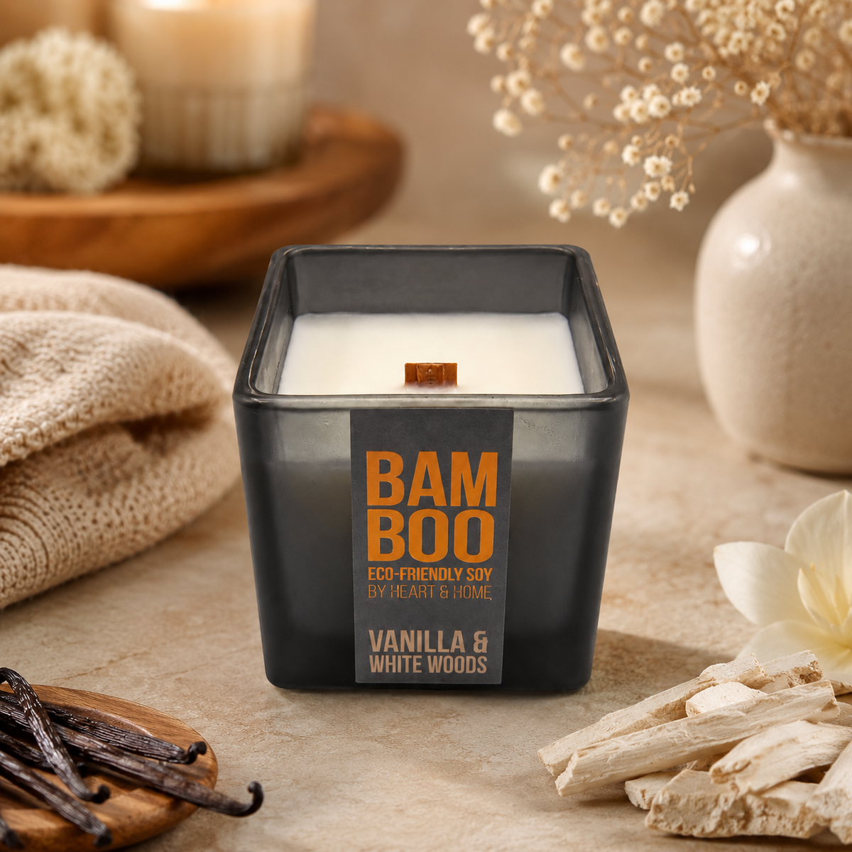 Bamboo Vanilla & White Woods doftljus i varm lifestylemiljö