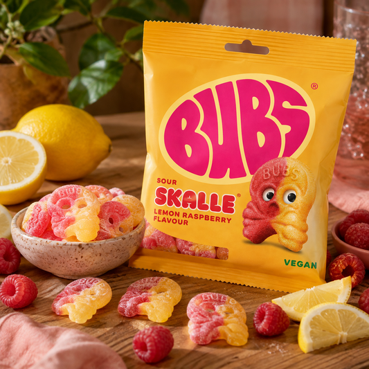 BUBS Lemon Raspberry Skalle 155 g lifestylebild med citron och hallon