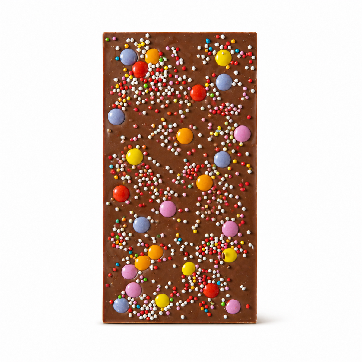 Festlig mjölkchoklad med färgglatt godis och strössel på vit bakgrund