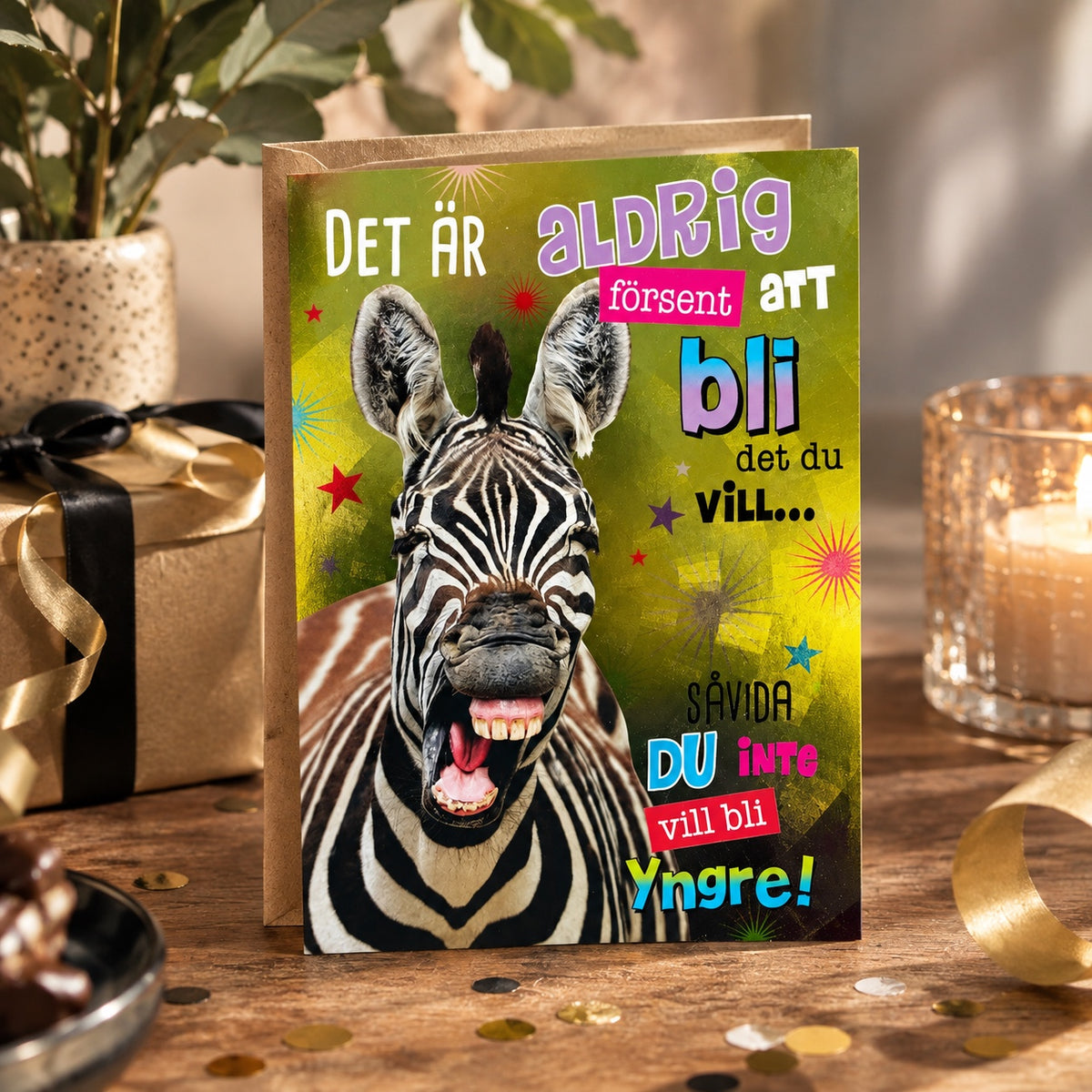 Lifestylebild av humoristiskt gratulationskort med zebra i festlig miljö