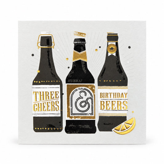 Gratulationskort med tre ölflaskor och texten Three Cheers Birthday Beers