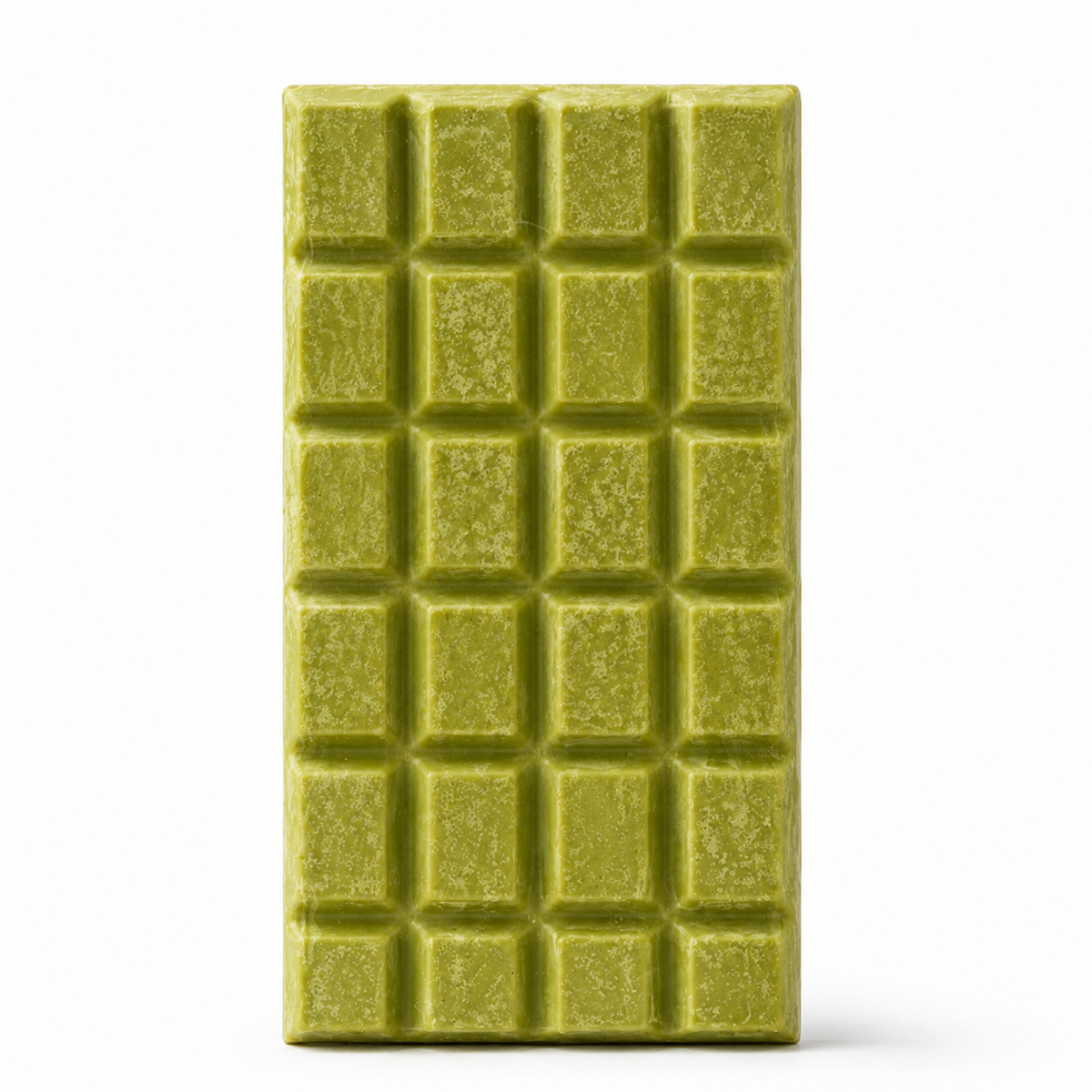 Matchachoklad med matcha på vit bakgrund