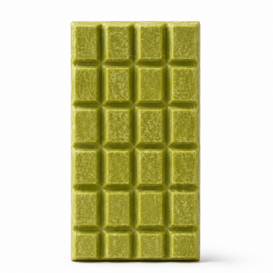 Matchachoklad med matcha på vit bakgrund